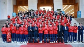 Hai vận động viên vinh dự cầm cờ Đoàn Thể thao Việt Nam tại lễ khai mạc SEA Games 33