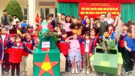 Hơn 1.500 học sinh được giáo dục truyền thống Quân đội nhân dân Việt Nam