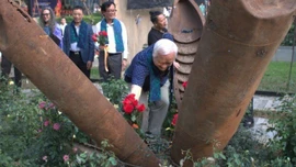 Vỏ bom, xác máy bay Mỹ "nở hoa" trong trưng bày "Chiến tranh và Hòa bình"