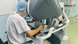 Lần đầu tiên Việt Nam ứng dụng robot điều trị phổi biệt lập hiếm gặp