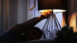 Ánh sáng ban đêm âm thầm tàn phá não bộ, tâm trạng và trao đổi chất