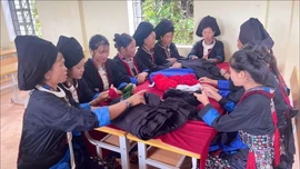 Người Dao khâu ở Điện Biên giữ nghề làm trang phục truyền thống