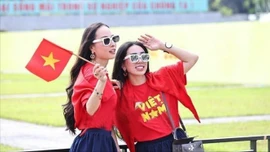 Các bạn trẻ check-in với sắc đỏ rực rỡ của cờ Tổ quốc tại Quảng trường Ba Đình