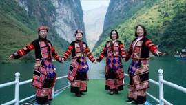 Lửa di sản trên miền đá xám