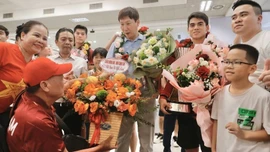 Chiếc cúp vô địch U23 Đông Nam Á cùng các cầu thủ đã về Việt Nam