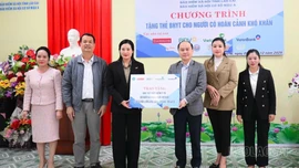 Trao trên 1.400 thẻ BHYT cho người dân có hoàn cảnh khó khăn 