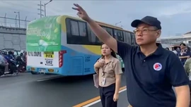 Bộ trưởng Philippines ra lệnh cho cấp dưới di chuyển bằng xe buýt mỗi tuần