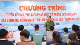 Công an phường Âu Lâu tuyên truyền phòng, chống ma túy cho công nhân lao động tại Khu công nghiệp Âu Lâu