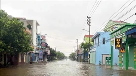 Ninh Bình hỗ trợ người dân di dời khỏi vùng ngập úng