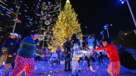 Thế giới "khoác áo Giáng sinh": Tháp Eiffel, Nhà Trắng và những quảng trường rực rỡ ánh đèn