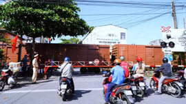 Vượt đèn đỏ qua đường sắt: Hơn 100 lái xe bị phạt nguội trong ngày 16/5