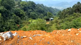 Xã Cốc San chỉ đạo hỗ trợ di chuyển hộ dân dưới chân bãi thải đến vị trí an toàn