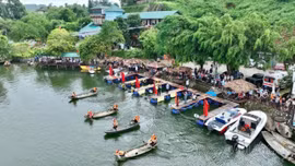 Đua thuyền nan - Môn thể thao đặc sắc vùng hồ Thác Bà