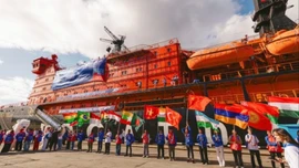Cờ Tổ quốc tung bay trên hải trình 'Phá băng tri thức' tới Bắc Cực