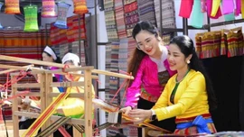 Độc đáo nghệ thuật tạo hoa văn cạp váy của người Mường