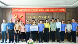 Viện Kiểm sát nhân dân tỉnh Lào Cai trao kinh phí hỗ trợ 15 hộ dân có hoàn cảnh khó khăn tại xã Dương Quỳ
