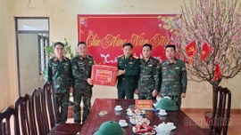 Bộ CHQS tỉnh Lào Cai thăm, tặng quà và chúc Tết lực lượng bảo đảm cầu phao sông Lô