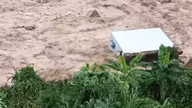 Nước lũ cuốn đổ ngôi nhà 2 tầng ở Lai Châu