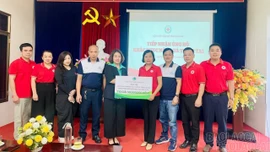 Trao quà hỗ trợ người dân và học sinh phường Nam Cường bị ảnh hưởng bởi hoàn lưu bão số 10