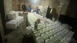 Phát hiện và xử lý cơ sở kinh doanh 880 lít rượu hương cốm không rõ nguồn gốc