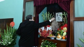 Chủ tịch Quốc hội Trần Thanh Mẫn dâng hương tưởng nhớ Chủ tịch Hồ Chí Minh tại Nhà 67