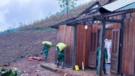 Dông lốc khiến hơn 800 nhà dân bị hư hỏng, tốc mái