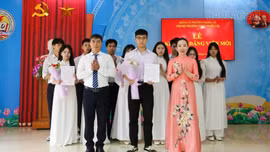 11 học sinh Trường THPT Nghĩa Lộ vinh dự đứng trong hàng ngũ của Đảng