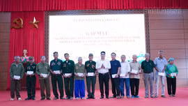 Xã Bản Lầu: Gặp mặt, tặng quà người có công nhân kỷ niệm 79 năm Ngày Thương binh - Liệt sĩ