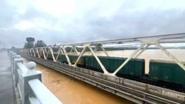 Ngành đường sắt lần thứ 3 điều tàu giữ cầu qua sông Hương