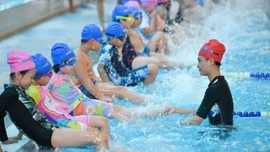 Rèn luyện kỹ năng ứng phó dưới nước cho học sinh