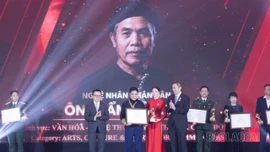 Nghệ nhân Nhân dân Tẩn Vần Siệu nhận giải thưởng “Vinh danh người truyền lửa”