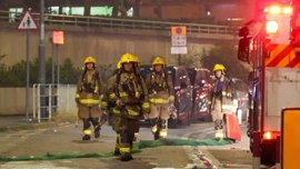 Vụ cháy chung cư ở Hong Kong: Lực lượng chức năng chạy đua cứu nạn