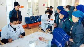 Khám sàng lọc các bệnh về phổi cho người dân xã Y Tý