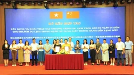 Du lịch bằng giấy thông hành hút khách