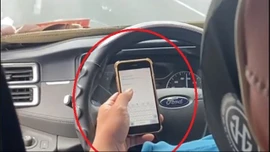 Tài xế xe khách 'lướt' điện thoại khi đi trên cao tốc bị phạt 5 triệu đồng