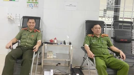 2 cán bộ Công an phường Lào Cai hiến máu cứu người bệnh nguy kịch