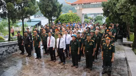  Đảng ủy, HĐND, UBND, Ủy ban MTTQ phường Cam Đường dâng hương tưởng niệm các Anh hùng liệt sĩ