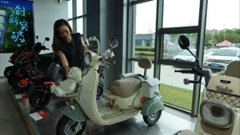 Xu hướng "Xanh hóa" làn đường Việt: Bước chuyển mình từ xe xăng sang xe máy điện