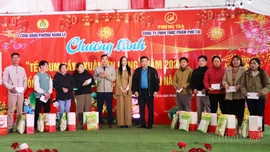 Trao 85 suất quà Tết cho công nhân Công ty TNHH Thực phẩm Phú Tài