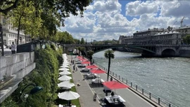 Pháp: Người dân Paris lại được giải nhiệt ở sông Seine sau một thế kỷ