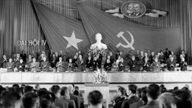 Đại hội IV: Hoàn thành sự nghiệp thống nhất Tổ quốc, đưa cả nước đi lên CNXH