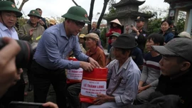 Phó Thủ tướng Lê Thành Long thăm và tặng quà người dân vùng lũ Gia Lai