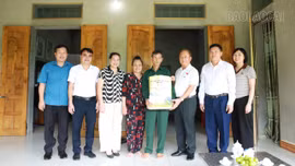 Đồng chí Sùng A Lềnh thăm, tặng quà người có công tại xã Thượng Hà