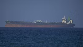 Tàu chở dầu Iran đầu tiên rời eo biển Hormuz, giá dầu tiếp tục giảm sau mốc thấp nhất 3 tháng