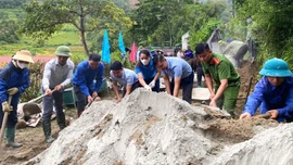 Xã Mường Hum huy động gần 100 triệu đồng làm đường bê tông nông thôn