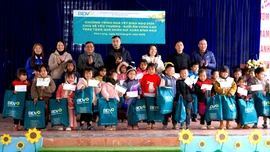 Các đơn vị tài trợ tặng quà cho một số trường học và hộ nghèo tại xã Pha Long