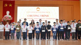 Ủy ban MTTQ Việt Nam tỉnh tặng 89 suất quà cho học sinh xã Bảo Thắng, Bảo Hà, Bảo Yên