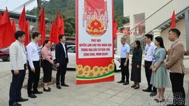 Trưởng Ban Tuyên giáo và Dân vận Tỉnh ủy Dương Đức Huy kiểm tra công tác bầu cử tại xã Cốc San