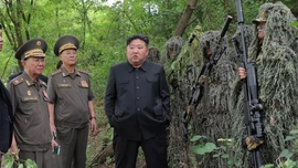Nhà lãnh đạo Triều Tiên Kim Jong Un thị sát trường đào tạo xạ thủ bắn tỉa