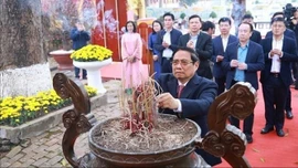 Thủ tướng Phạm Minh Chính dâng hương tại Hoàng thành Thăng Long